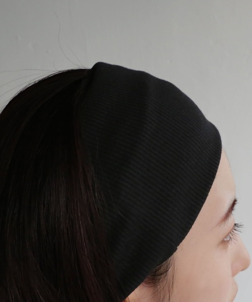 colleca la（コレカラ）の「フラットワイドリブターバン/ヘアバンド（ヘアバンド・レディース・グレイッシュベージュ/ブラック・FREE）」の8枚目の写真