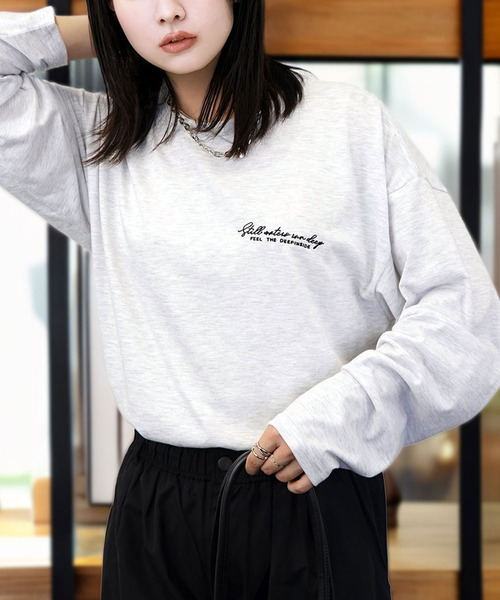 Candlestick(キャンドルスティック)の「ワイドシルエット シンプル 刺繍 ロゴ ロンT(Tシャツ/カットソー・レディース・ブラック系2/ダークグリーン/ホワイト系/ホワイト系2/ブラック/ブラウン系/サックスブルー/スミクロ/ブラック系/モカ/ホワイト/ブラック系3/グレー系/ブラック系7/ブラック系6/ホワイト系4/ホワイト系3/ホワイト系1/ブラック系5/バーガンディー/ブラック系1/ブラック系4/ホワイト系5/ブラック系8/ブラック系9/ホワイト系6・M/L/LL)」の3枚目の写真