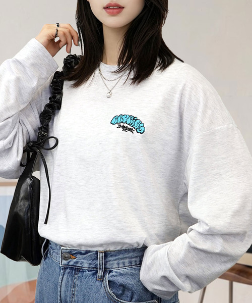Candlestick(キャンドルスティック)の「ワイドシルエット シンプル 刺繍 ロゴ ロンT(Tシャツ/カットソー・レディース・ブラック系2/ダークグリーン/ホワイト系/ホワイト系2/ブラック/ブラウン系/サックスブルー/スミクロ/ブラック系/モカ/ホワイト/ブラック系3/グレー系/ブラック系7/ブラック系6/ホワイト系4/ホワイト系3/ホワイト系1/ブラック系5/バーガンディー/ブラック系1/ブラック系4/ホワイト系5/ブラック系8/ブラック系9/ホワイト系6・M/L/LL)」の4枚目の写真