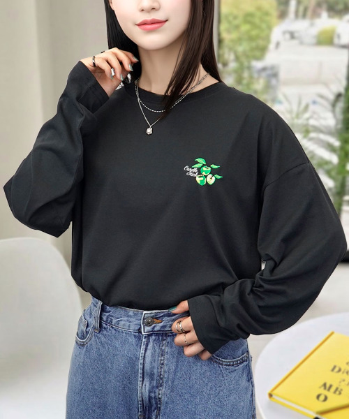 Candlestick(キャンドルスティック)の「ワイドシルエット シンプル 刺繍 ロゴ ロンT(Tシャツ/カットソー・レディース・ブラック系2/ダークグリーン/ホワイト系/ホワイト系2/ブラック/ブラウン系/サックスブルー/スミクロ/ブラック系/モカ/ホワイト/ブラック系3/グレー系/ブラック系7/ブラック系6/ホワイト系4/ホワイト系3/ホワイト系1/ブラック系5/バーガンディー/ブラック系1/ブラック系4/ホワイト系5/ブラック系8/ブラック系9/ホワイト系6・M/L/LL)」の10枚目の写真