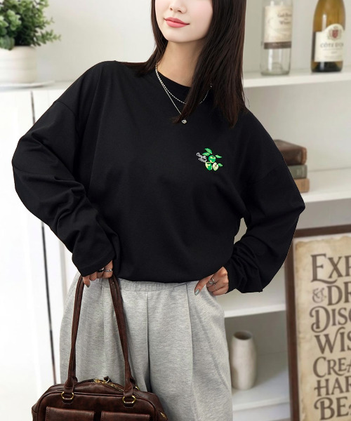 Candlestick(キャンドルスティック)の「ワイドシルエット シンプル 刺繍 ロゴ ロンT(Tシャツ/カットソー・レディース・ブラック系2/ダークグリーン/ホワイト系/ホワイト系2/ブラック/ブラウン系/サックスブルー/スミクロ/ブラック系/モカ/ホワイト/ブラック系3/グレー系/ブラック系7/ブラック系6/ホワイト系4/ホワイト系3/ホワイト系1/ブラック系5/バーガンディー/ブラック系1/ブラック系4/ホワイト系5/ブラック系8/ブラック系9/ホワイト系6・M/L/LL)」の9枚目の写真