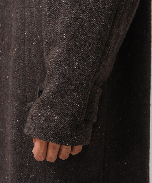 EDIFICE LA BOUCLE（エディフィスラブークル）の「LA BOUCLE (ラブークル) ヘリンボーン チェスターコート（チェスターコート・メンズ・ネイビー/ブラウン・2/3）」の8枚目の写真