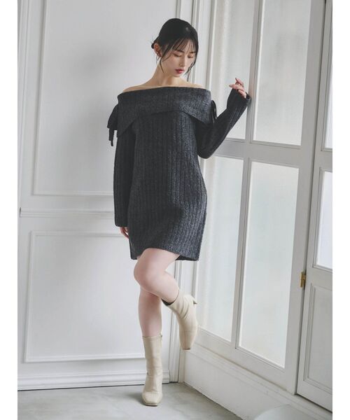 dazzlin（ダズリン）の「【ZOZOTOWN限定】リボンオフショルニットミニワンピース（ワンピース・レディース・ホワイト/チャコールグレー/ブラック/ピンク・FREE）」の4枚目の写真