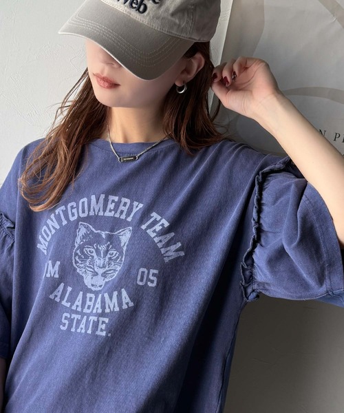 classicalelf（クラシカルエルフ）の「【長袖登場！】甘さも強さもこの一枚で。綿100％袖フリル×ピグメントカレッジTシャツ＆ロンT(半袖)(長袖)（Tシャツ/カットソー・レディース・チャコール/ピンク/ブルー/オフホワイト/ホワイト系1/グレー系1・LARGE/SMALL/X-LARGE/MEDIUM）」の5枚目の写真