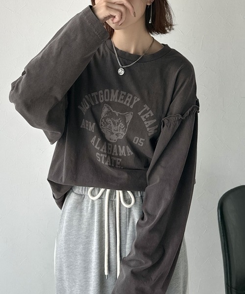 classicalelf（クラシカルエルフ）の「【長袖登場！】甘さも強さもこの一枚で。綿100％袖フリル×ピグメントカレッジTシャツ＆ロンT(半袖)(長袖)（Tシャツ/カットソー・レディース・チャコール/ピンク/ブルー/オフホワイト/ホワイト系1/グレー系1・LARGE/SMALL/X-LARGE/MEDIUM）」の12枚目の写真