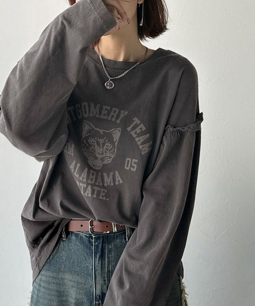 classicalelf（クラシカルエルフ）の「【長袖登場！】甘さも強さもこの一枚で。綿100％袖フリル×ピグメントカレッジTシャツ＆ロンT(半袖)(長袖)（Tシャツ/カットソー・レディース・チャコール/ピンク/ブルー/オフホワイト/ホワイト系1/グレー系1・LARGE/SMALL/X-LARGE/MEDIUM）」の21枚目の写真