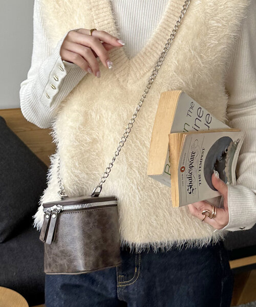 DISCOAT（ディスコート）の「【アクセサリー感覚で持ち歩ける♪】チェーンミニキューブバッグ（ショルダーバッグ・レディース・アイボリー/ブラック/ブラウン・FREE）」の3枚目の写真