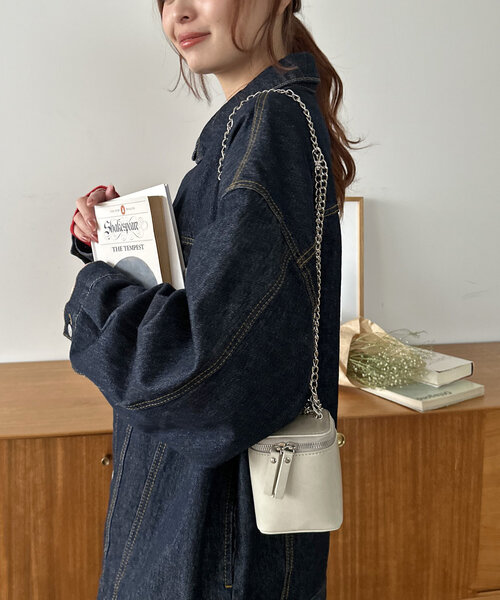 DISCOAT（ディスコート）の「【アクセサリー感覚で持ち歩ける♪】チェーンミニキューブバッグ（ショルダーバッグ・レディース・アイボリー/ブラック/ブラウン・FREE）」の6枚目の写真