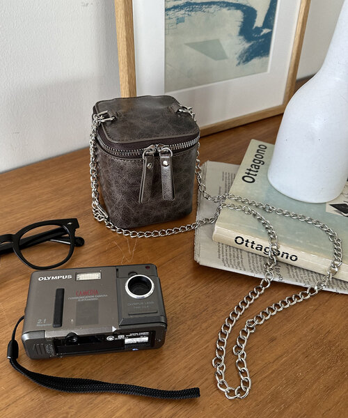 DISCOAT（ディスコート）の「【アクセサリー感覚で持ち歩ける♪】チェーンミニキューブバッグ（ショルダーバッグ・レディース・アイボリー/ブラック/ブラウン・FREE）」の11枚目の写真