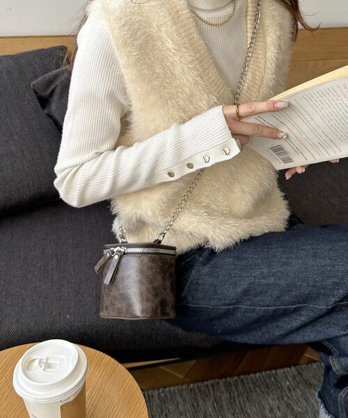 DISCOAT（ディスコート）の「【アクセサリー感覚で持ち歩ける♪】チェーンミニキューブバッグ（ショルダーバッグ・レディース・アイボリー/ブラック/ブラウン・FREE）」の16枚目の写真