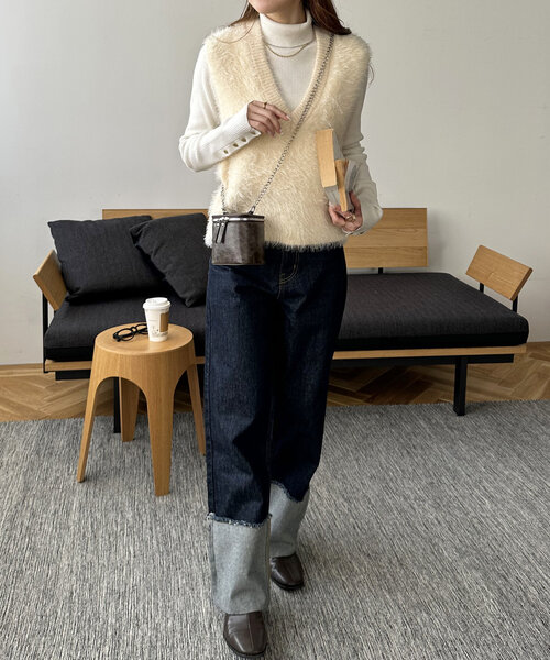 DISCOAT（ディスコート）の「【アクセサリー感覚で持ち歩ける♪】チェーンミニキューブバッグ（ショルダーバッグ・レディース・アイボリー/ブラック/ブラウン・FREE）」の7枚目の写真