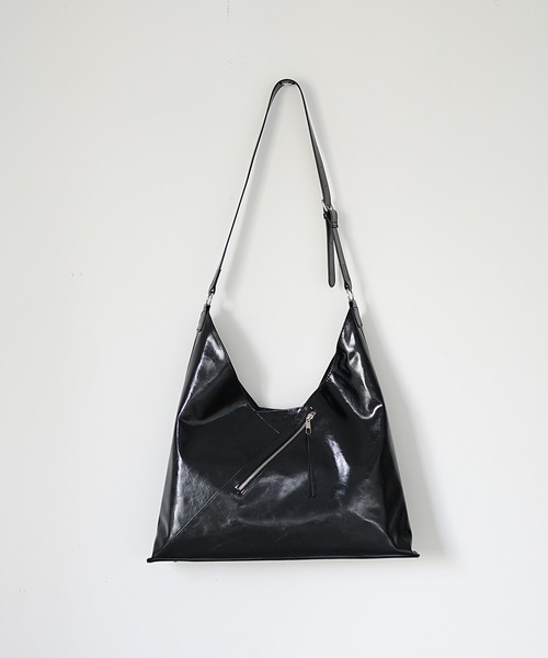 MinoriTY（マイノリティ）の「【MinoriTY】ガラスPUレザートライアングル2WAYトートバッグ/ショルダーバッグ（トートバッグ・メンズ・ブラック・FREE）」の2枚目の写真