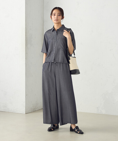 COMME CA ISM(コムサイズム)の「デニム風ドロスト付き ショートシャツ / セットアップ対応(シャツ/ブラウス・レディース・ブラック/ネイビー/カーキ・FREE)」の4枚目の写真