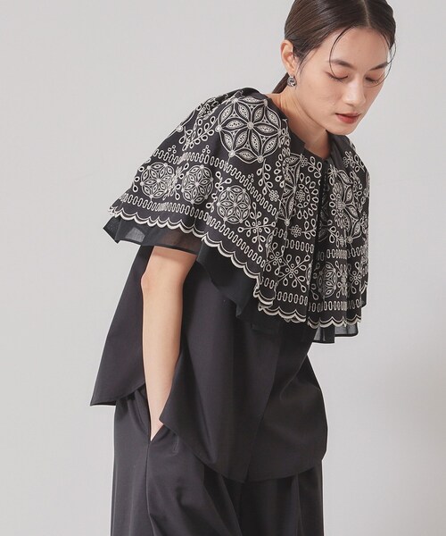 Sunauna（スーナウーナ）の「【幾何柄／エンブロイダリー】ケープカラーブラウス（シャツ/ブラウス・レディース・カーキ/ブラック・40/38）」の2枚目の写真