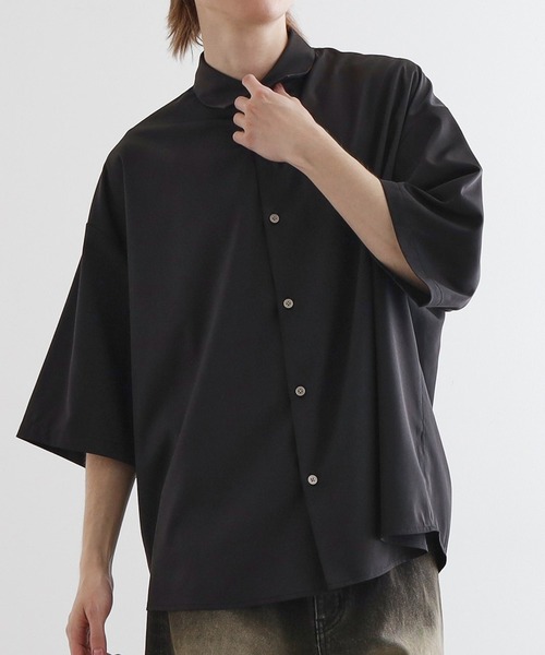 tk.TAKEO KIKUCHI（ティーケータケオキクチ）の「【WEB限定】無地/花柄アソートドレープ半袖シャツ（シャツ/ブラウス・メンズ・ホワイト/ブラック/ブルー/ホワイト系4/ブラック系3・01/02/03）」の4枚目の写真