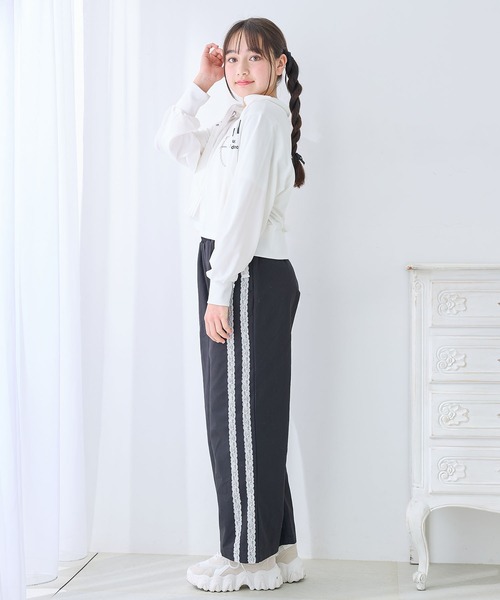Amourire girl(アムリールガール)の「英字ロゴ トラックジャケット(UV対策/紫外線対策)(ブルゾン・キッズ・ブラック/オフホワイト・130cm/140cm/150cm/160cm)」の8枚目の写真