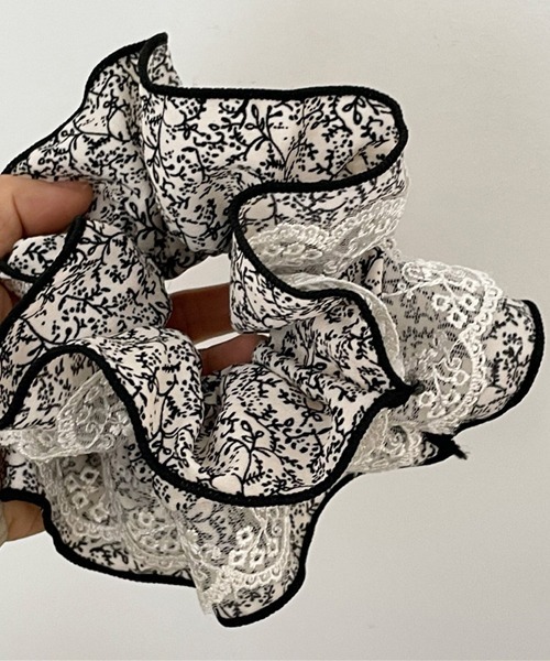 TONE SELECT GOODS（トーンセレクトグッズ）の「【urge select】小花柄 パイピング レースフリル ボリュームシュシュ（シュシュ・レディース・ホワイト系/ブラック系・FREE）」の2枚目の写真