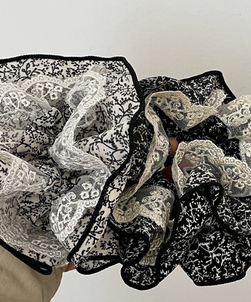 TONE SELECT GOODS（トーンセレクトグッズ）の「【urge select】小花柄 パイピング レースフリル ボリュームシュシュ（シュシュ・レディース・ホワイト系/ブラック系・FREE）」の3枚目の写真