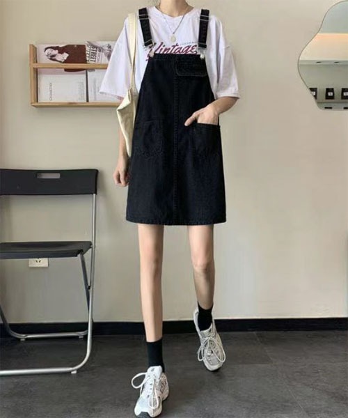 urge：（アージコロン ）の「【URGE：】デニム ひざ丈 オーバーオール ワンピース（ワンピース・レディース・ブラック・X-LARGE/LARGE/MEDIUM/SMALL）」の2枚目の写真
