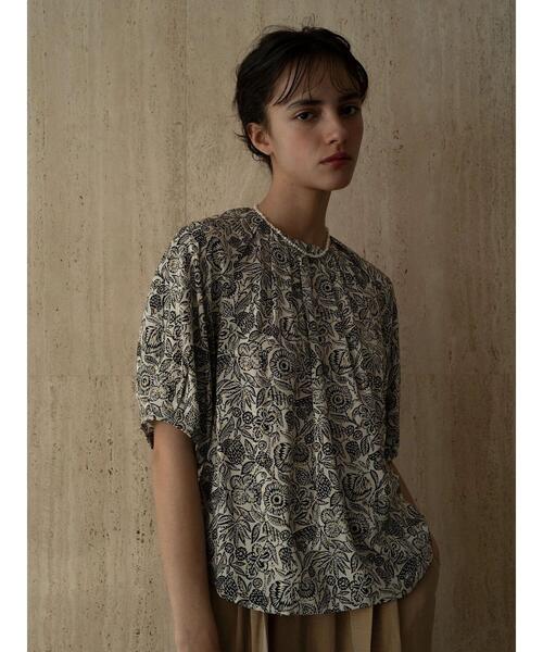 Te chichi CLASSIC（テチチクラシック）の「【DEVEAUX】ボタニカルプリントブラウス（セットアップ可）《2025summer catalog item》（シャツ/ブラウス・レディース・ベージュ・F）」の2枚目の写真