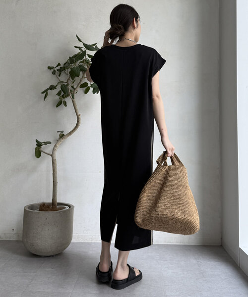 DouDou(ドゥドゥ)の「【WEB限定】カットジョーゼットサイドラインワンピース(ワンピース・レディース・ブラック/ライトグレー/ブラウン・FREE)」の4枚目の写真