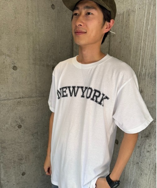 minius(ミニウス)の「【PLACE NAME】オリジナルデザイン アメカジカレッジロゴプリント半袖Tシャツ(Tシャツ/カットソー・メンズ・ホワイト系その他2/ホワイト系その他4/ブラック系その他/ブラック系その他3/ブラック系その他5/ホワイト系その他/ホワイト系その他3/ブラック系その他4/ホワイト系その他5/ブラック系その他2・SMALL/MEDIUM/LARGE/X-LARGE)」の1枚目の写真