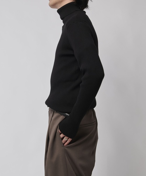 Lui's（ルイス）の「スリムタートルニット（ニット/セーター・メンズ・チャコールグレー/ブラック/ホワイト/ブラウン・S/M）」の15枚目の写真