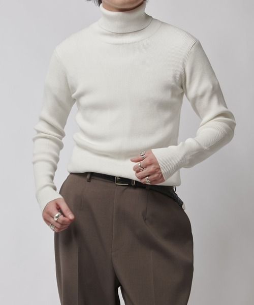Lui's（ルイス）の「スリムタートルニット（ニット/セーター・メンズ・チャコールグレー/ブラック/ホワイト/ブラウン・S/M）」の5枚目の写真