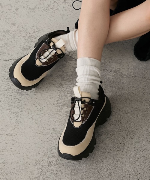 forksy.(フォルクシー)の「【forksy.】ボリュームソールドローコードスニーカー(スニーカー・レディース・ブラック/ライトグレー・L/M/S)」の1枚目の写真