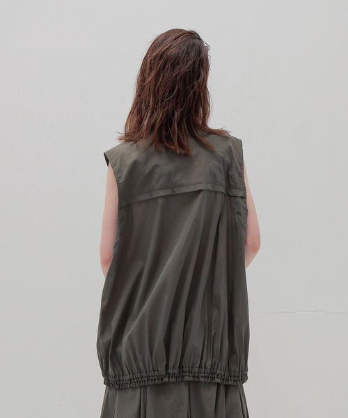 DRESSLAVE（ドレスレイブ）の「stand zip middle vest(スタンドジップミドル丈ベスト)（ベスト・レディース・ブラック/カーキ・38）」の3枚目の写真