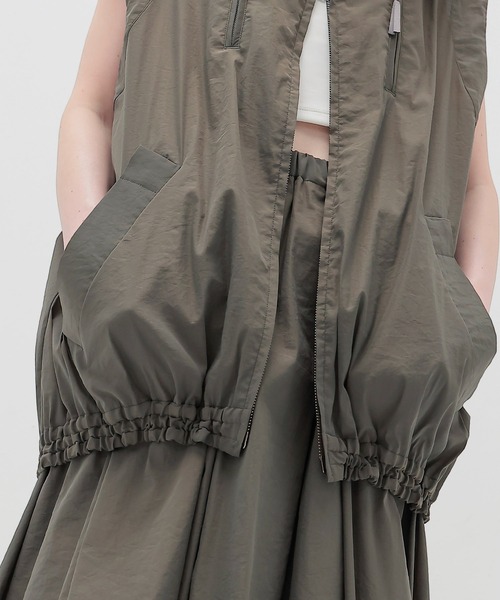 DRESSLAVE（ドレスレイブ）の「stand zip middle vest(スタンドジップミドル丈ベスト)（ベスト・レディース・ブラック/カーキ・38）」の18枚目の写真