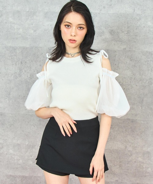 ANAP(アナップ)の「オープン ショルダー パフスリーブ シフォン ドッキング トップス(Tシャツ/カットソー・レディース・ブラック/ブルー/オフホワイト・FREE)」の1枚目の写真