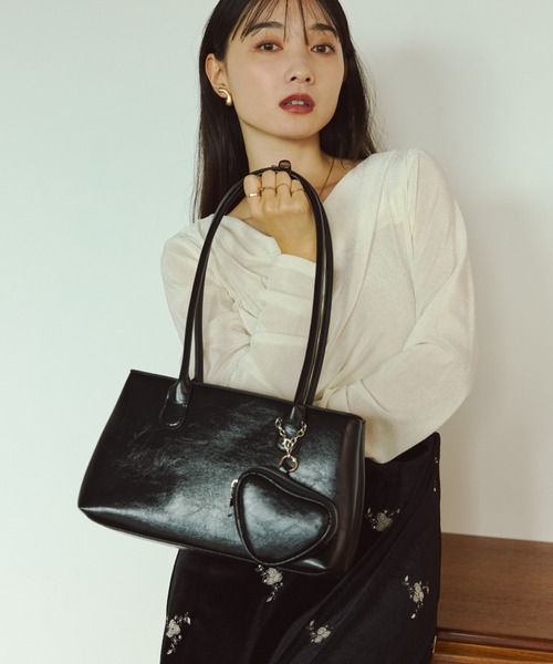 VANNIE U(ヴァニーユー)の「ハートチャームポーチ付きロングハンドバッグ(ハンドバッグ・レディース・ブラック/レッド・FREE)」の6枚目の写真