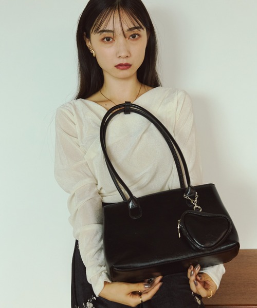 VANNIE U(ヴァニーユー)の「ハートチャームポーチ付きロングハンドバッグ(ハンドバッグ・レディース・ブラック/レッド・FREE)」の10枚目の写真