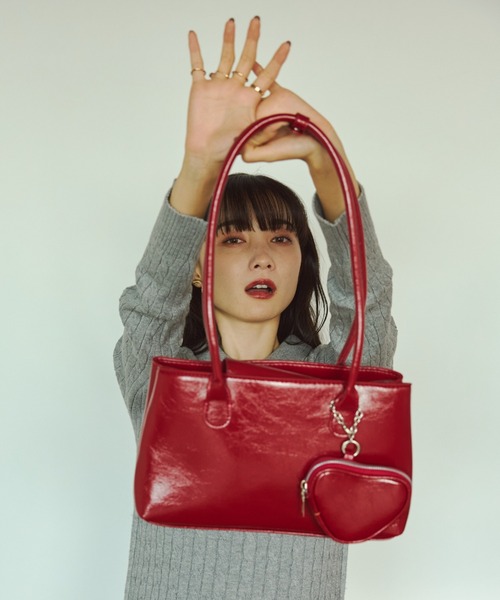 VANNIE U(ヴァニーユー)の「ハートチャームポーチ付きロングハンドバッグ(ハンドバッグ・レディース・ブラック/レッド・FREE)」の5枚目の写真