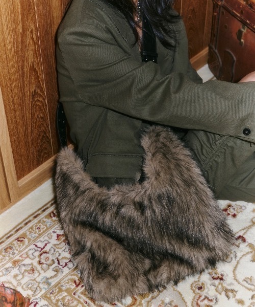 DTYYPE（ドタイプ）の「スタッズショルダーフェイクファーバッグ（ショルダーバッグ・レディース・グレー/ブラウン・FREE）」の6枚目の写真