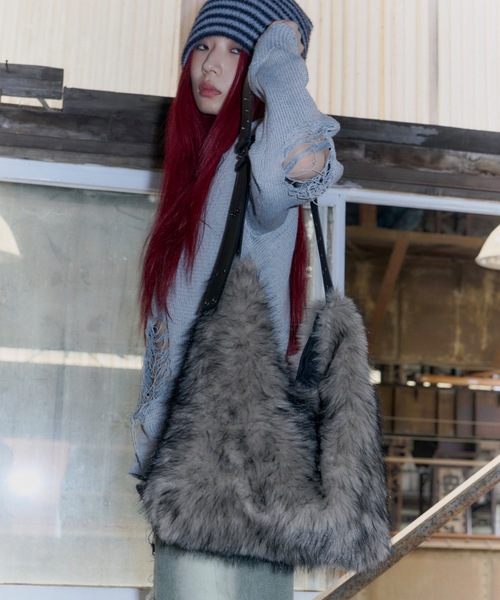 DTYYPE（ドタイプ）の「スタッズショルダーフェイクファーバッグ（ショルダーバッグ・レディース・グレー/ブラウン・FREE）」の3枚目の写真