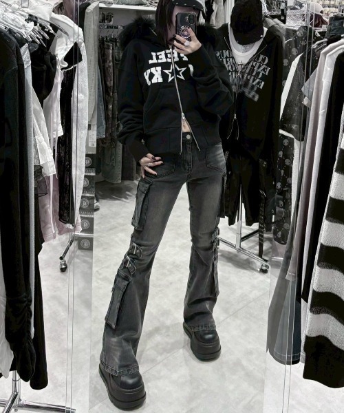 Never mind the XU（ネバーマインドザエックスユー）の「【NMTXU】flare cargo denim pants / 【エヌエムティーエックスユー】ウォッシュドフレアカーゴデニムパンツ（デニムパンツ・レディース・ブルー/ブラック・S/M）」の2枚目の写真