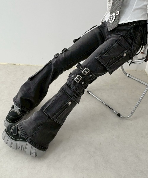 Never mind the XU（ネバーマインドザエックスユー）の「【NMTXU】flare cargo denim pants / 【エヌエムティーエックスユー】ウォッシュドフレアカーゴデニムパンツ（デニムパンツ・レディース・ブルー/ブラック・S/M）」の7枚目の写真