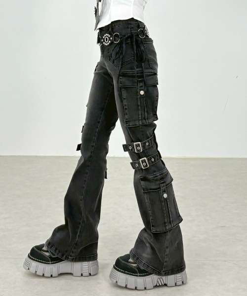 Never mind the XU（ネバーマインドザエックスユー）の「【NMTXU】flare cargo denim pants / 【エヌエムティーエックスユー】ウォッシュドフレアカーゴデニムパンツ（デニムパンツ・レディース・ブルー/ブラック・S/M）」の9枚目の写真