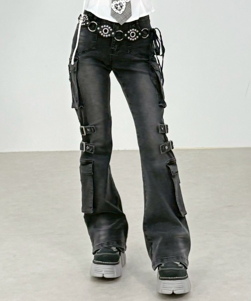 Never mind the XU（ネバーマインドザエックスユー）の「【NMTXU】flare cargo denim pants / 【エヌエムティーエックスユー】ウォッシュドフレアカーゴデニムパンツ（デニムパンツ・レディース・ブルー/ブラック・S/M）」の3枚目の写真