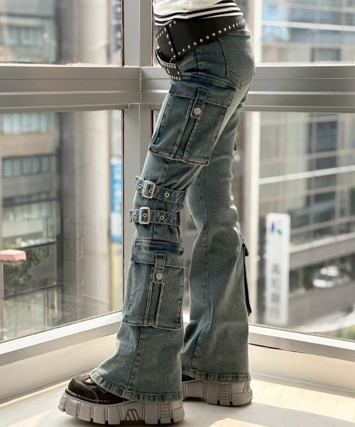 Never mind the XU（ネバーマインドザエックスユー）の「【NMTXU】flare cargo denim pants / 【エヌエムティーエックスユー】ウォッシュドフレアカーゴデニムパンツ（デニムパンツ・レディース・ブルー/ブラック・S/M）」の21枚目の写真