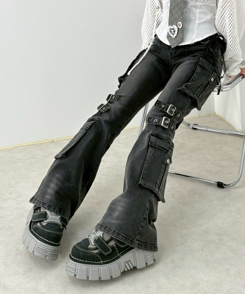 Never mind the XU（ネバーマインドザエックスユー）の「【NMTXU】flare cargo denim pants / 【エヌエムティーエックスユー】ウォッシュドフレアカーゴデニムパンツ（デニムパンツ・レディース・ブルー/ブラック・S/M）」の4枚目の写真