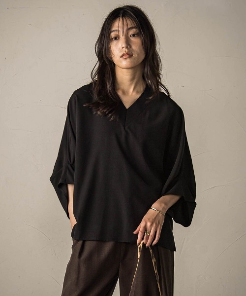 MAYSON GREY(メイソングレイ)の「タックワイドスリーブVネックドルマンブラウス≪手洗い可能≫(シャツ/ブラウス・レディース・カーキ/ブラック/ブラウン・M)」の4枚目の写真