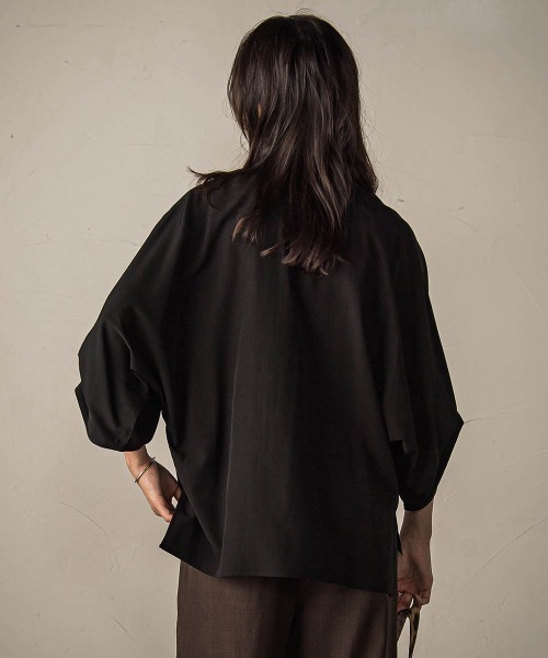 MAYSON GREY(メイソングレイ)の「タックワイドスリーブVネックドルマンブラウス≪手洗い可能≫(シャツ/ブラウス・レディース・カーキ/ブラック/ブラウン・M)」の6枚目の写真