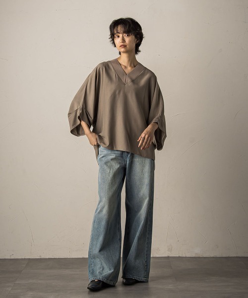 MAYSON GREY(メイソングレイ)の「タックワイドスリーブVネックドルマンブラウス≪手洗い可能≫(シャツ/ブラウス・レディース・カーキ/ブラック/ブラウン・M)」の15枚目の写真