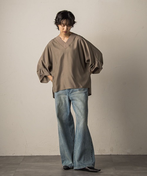 MAYSON GREY(メイソングレイ)の「タックワイドスリーブVネックドルマンブラウス≪手洗い可能≫(シャツ/ブラウス・レディース・カーキ/ブラック/ブラウン・M)」の10枚目の写真