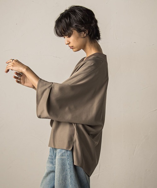 MAYSON GREY(メイソングレイ)の「タックワイドスリーブVネックドルマンブラウス≪手洗い可能≫(シャツ/ブラウス・レディース・カーキ/ブラック/ブラウン・M)」の11枚目の写真