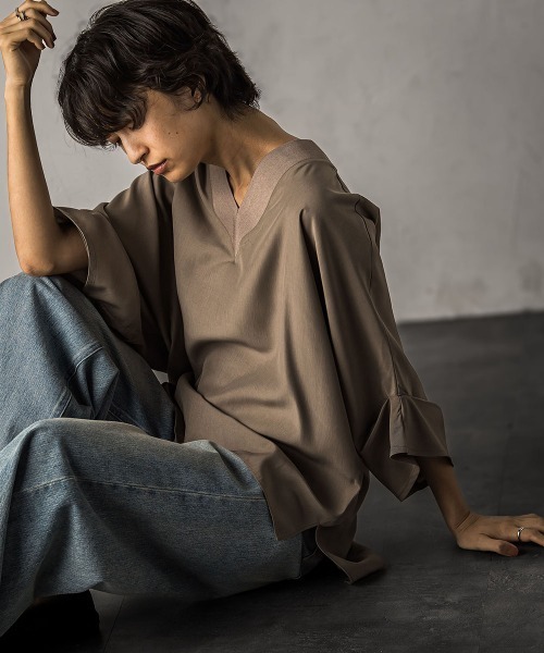 MAYSON GREY(メイソングレイ)の「タックワイドスリーブVネックドルマンブラウス≪手洗い可能≫(シャツ/ブラウス・レディース・カーキ/ブラック/ブラウン・M)」の13枚目の写真