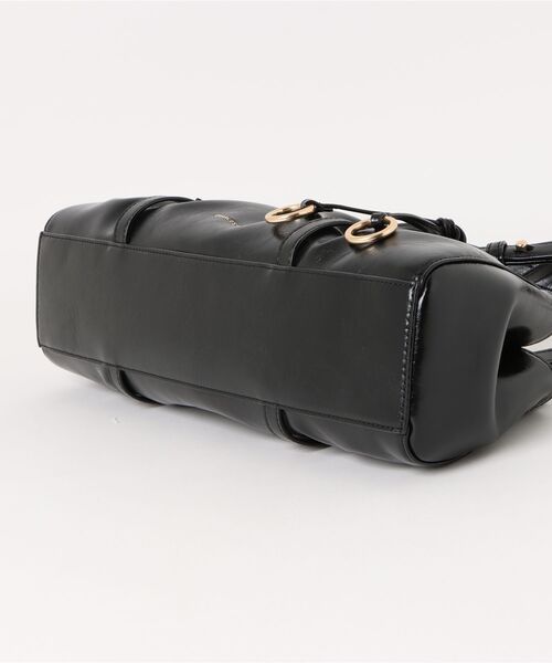CHARLES & KEITH（チャールズ & キース）の「Britton ブリットン ルーシュドイロンゲイトショルダーバッグ（トートバッグ・レディース・ブラック/チョコ・M）」の8枚目の写真